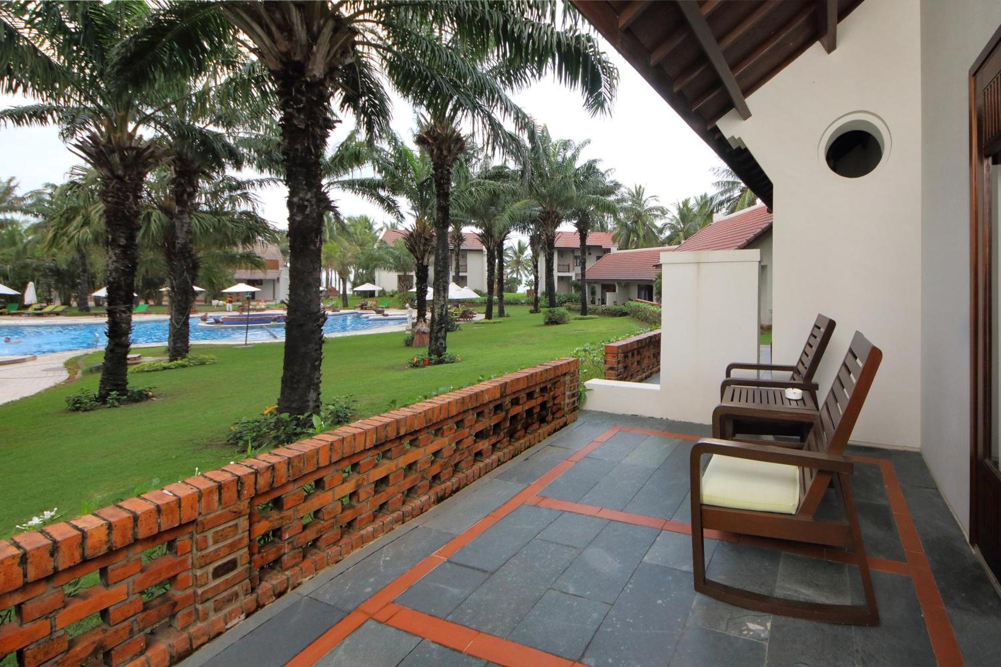 Palm Garden Beach Resort & Spa Hoi An Exterior foto A view of the pool from a room at the resort