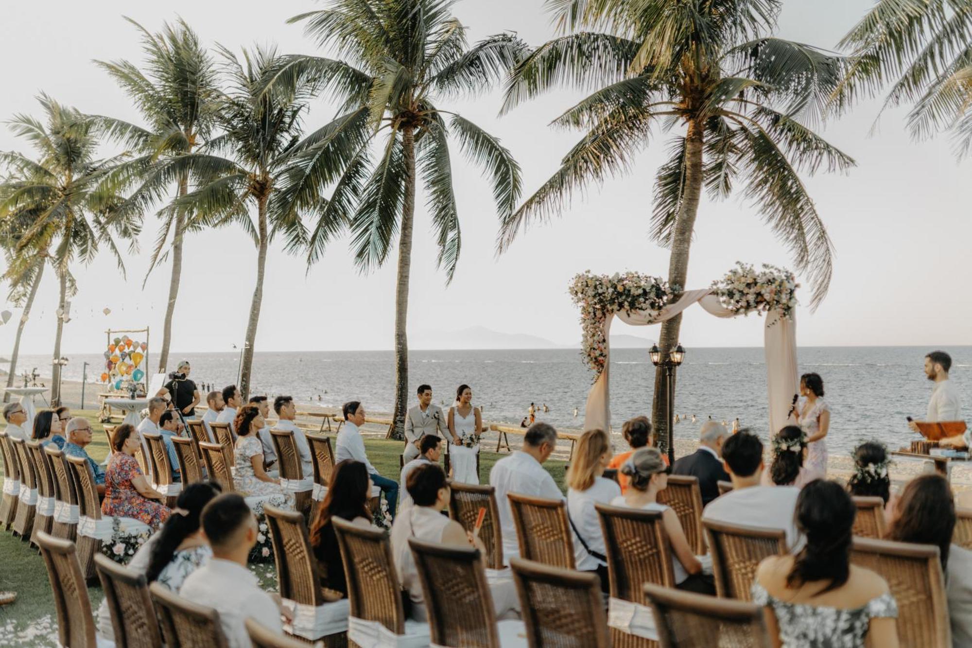 Palm Garden Beach Resort & Spa Hoi An Exterior foto A beach wedding in Nha Trang, Vietnam