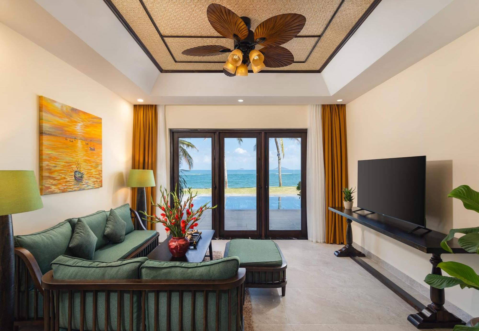 Palm Garden Beach Resort & Spa Hoi An Exterior foto Living room of a suite at the resort