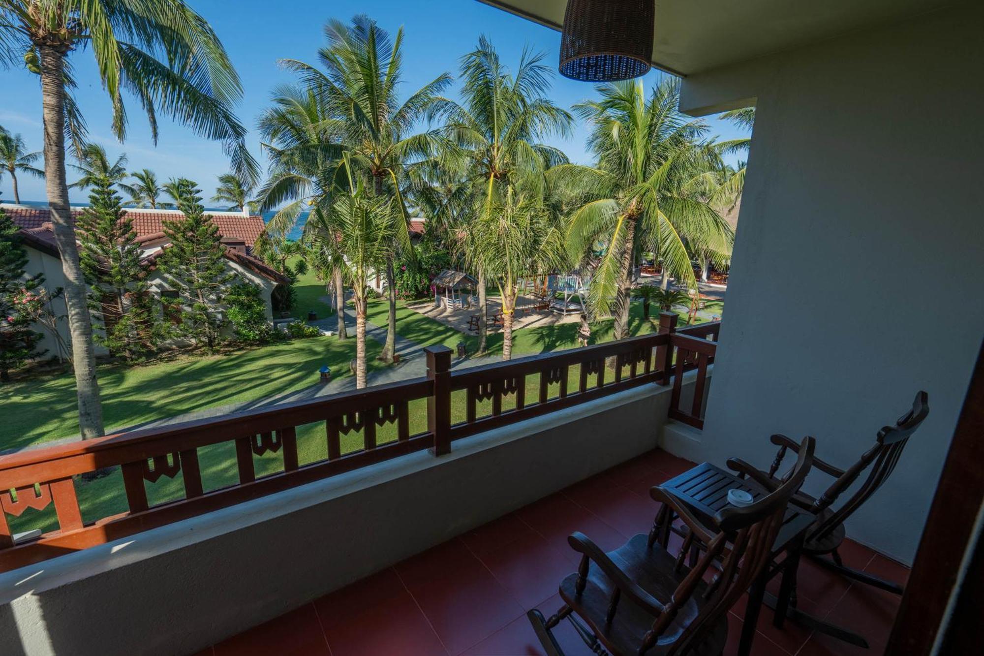 Palm Garden Beach Resort & Spa Hoi An Exterior foto A balcony in a hotel room