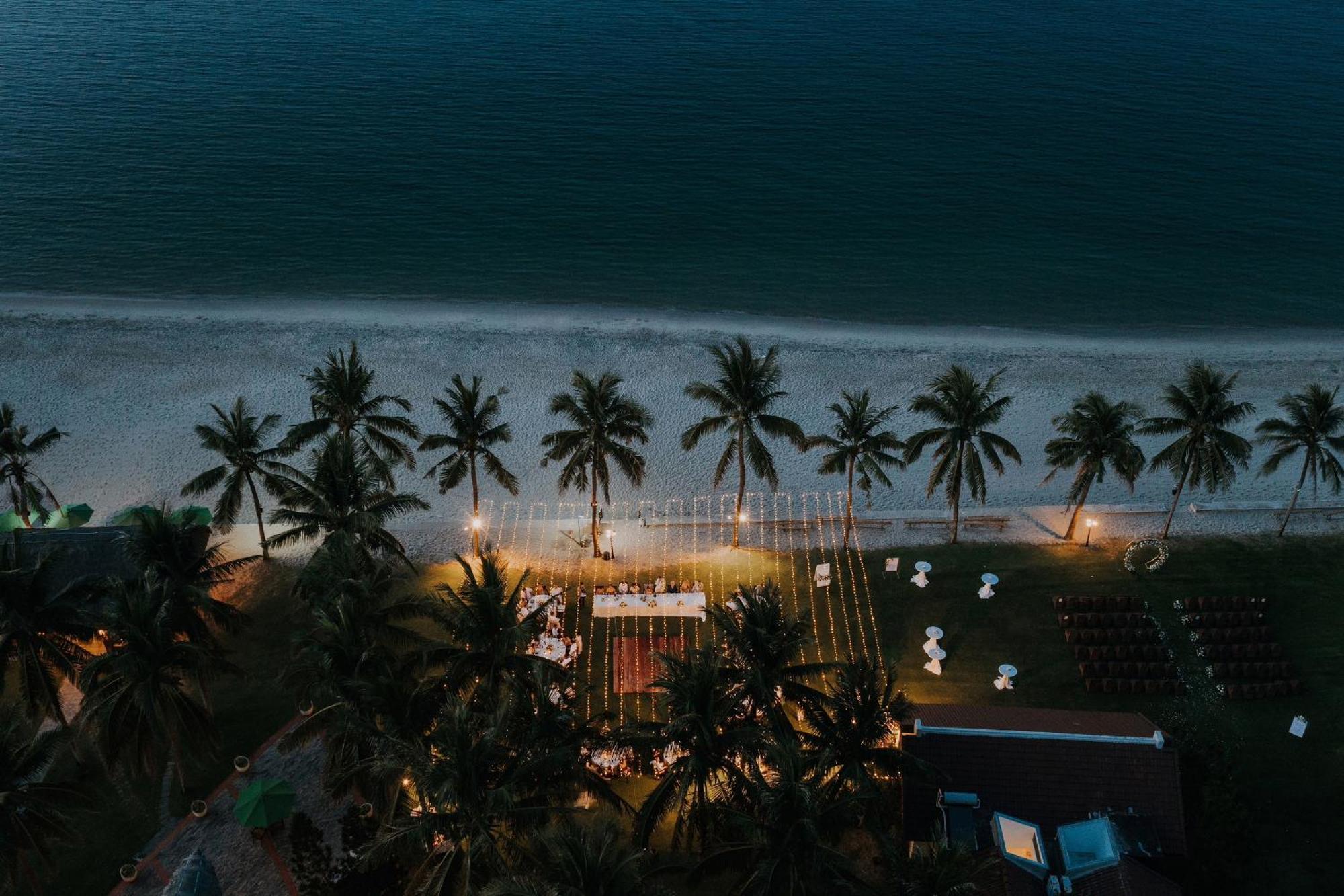 Palm Garden Beach Resort & Spa Hoi An Exterior foto Aerial view of the beach at night